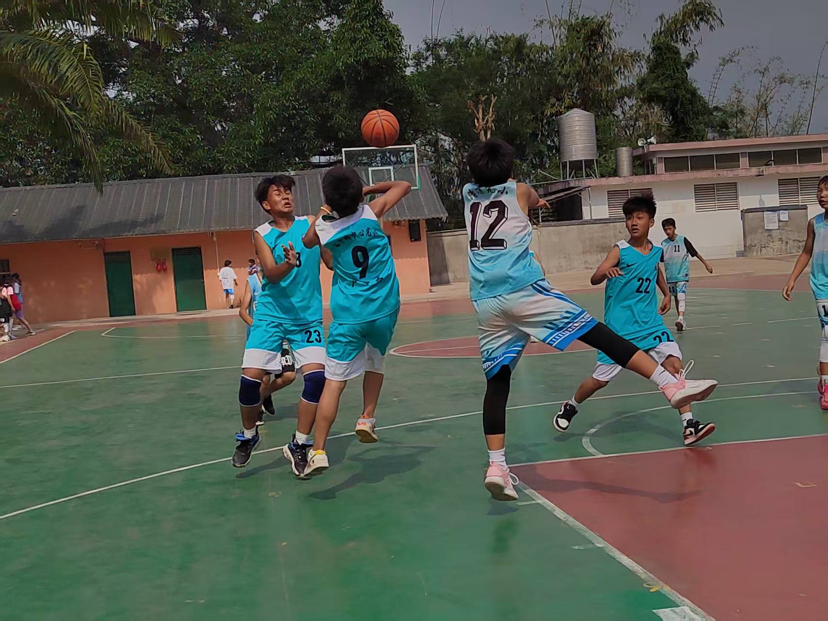 包含热衷篮球运动的青少年在赛场上大显身手的词条 包含热衷篮球运动的青少年在赛场上大显身手的词条