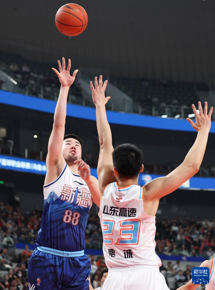 新疆男篮在客场击败山西队,继续保持领先位置 新疆男篮在客场击败山西队,继续保持领先位置