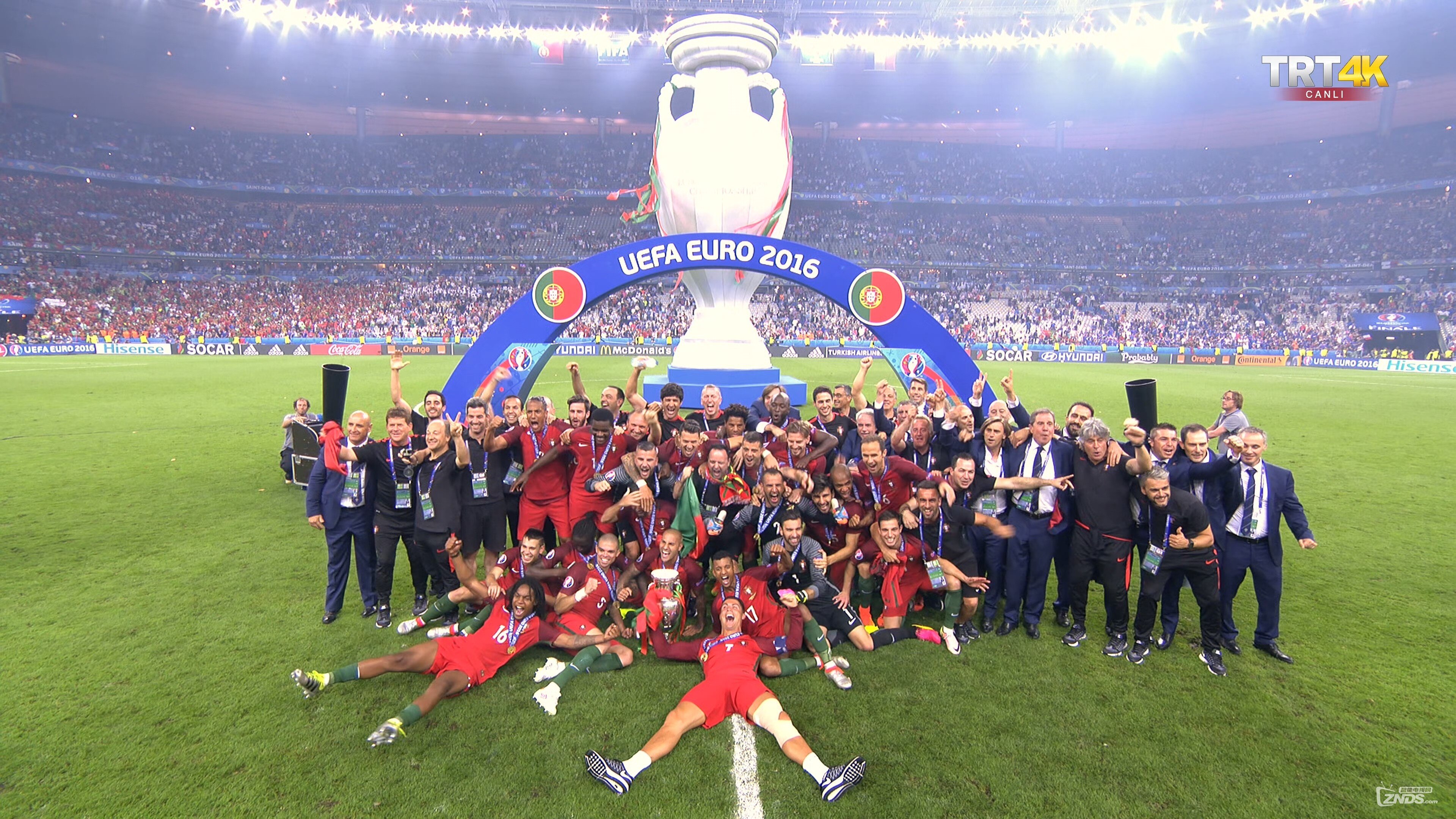 半岛体育网站-法国队在比赛中战胜了葡萄牙队，领先小组