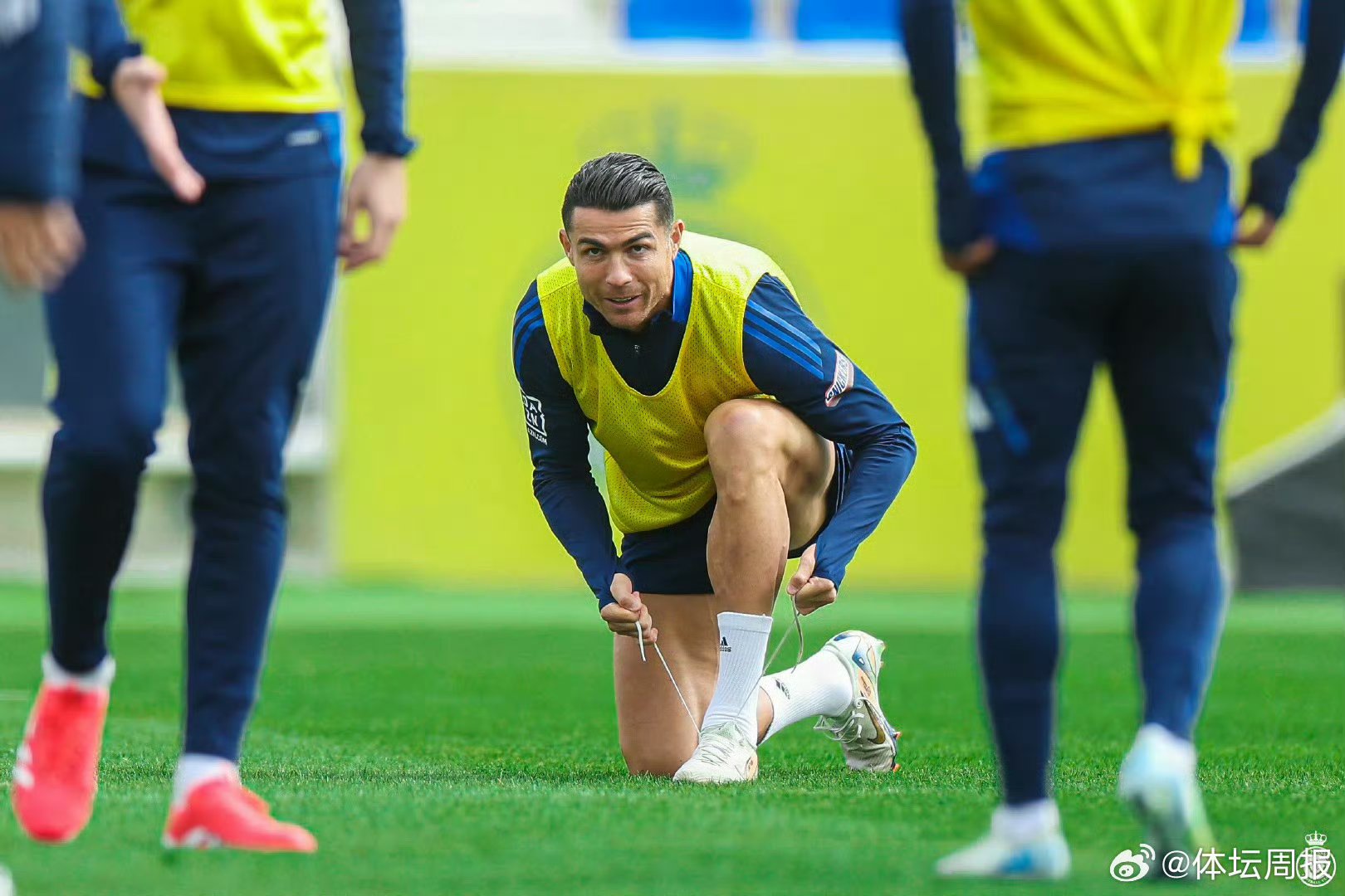 半岛体育官方-C罗正式告别利雅得胜利！球迷感动送上祝福的简单介绍