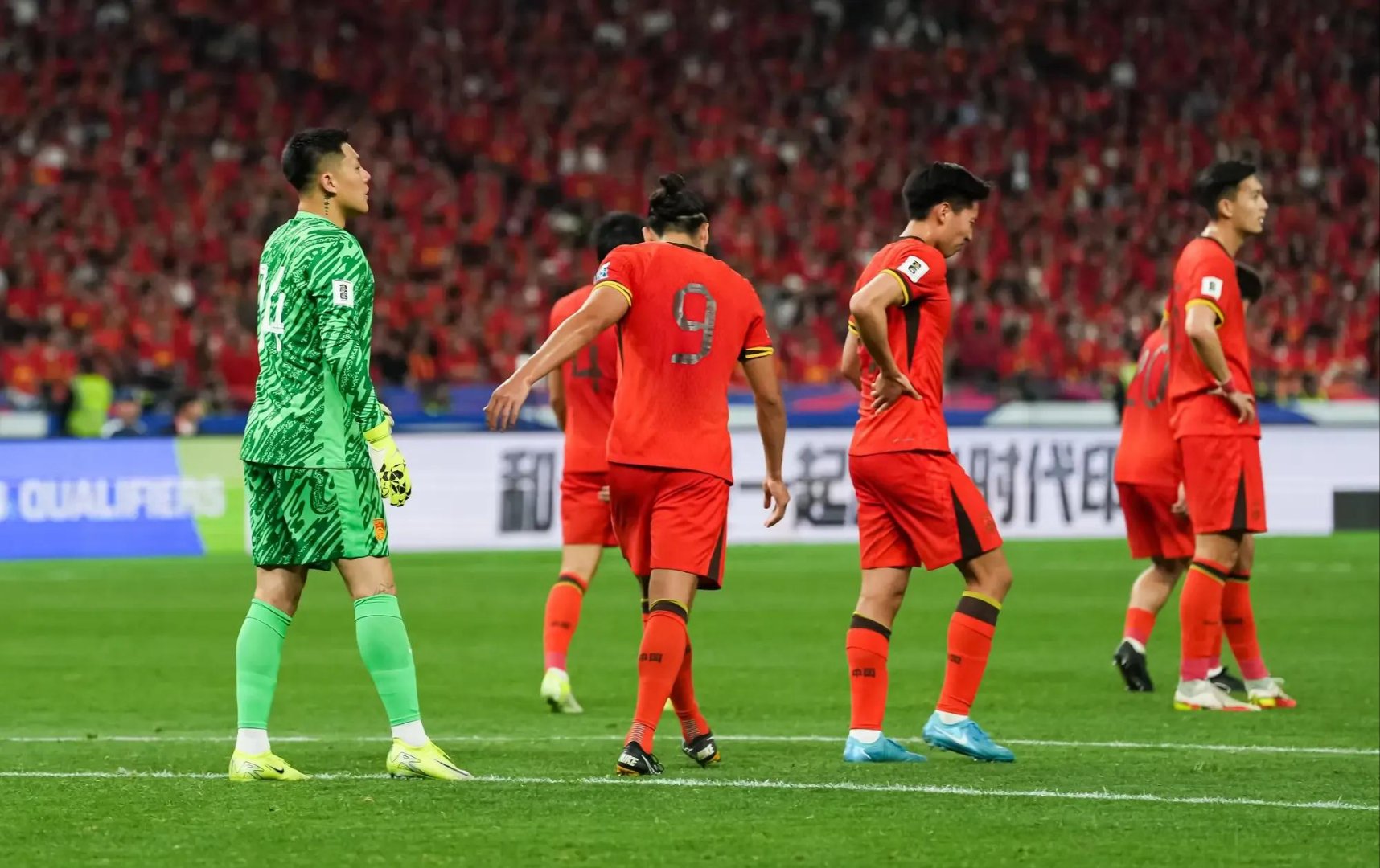 一场紧张的比赛即将上演,球迷们期待着 一场紧张的比赛即将上演,球迷们期待着