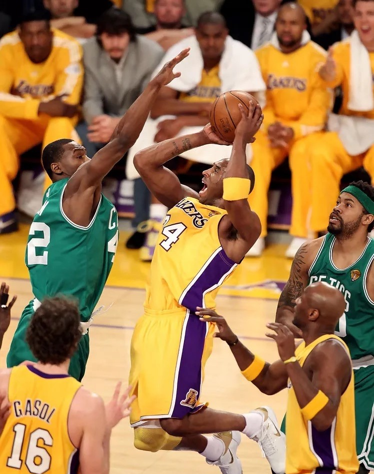 湖人客场战胜76人，取得胜利