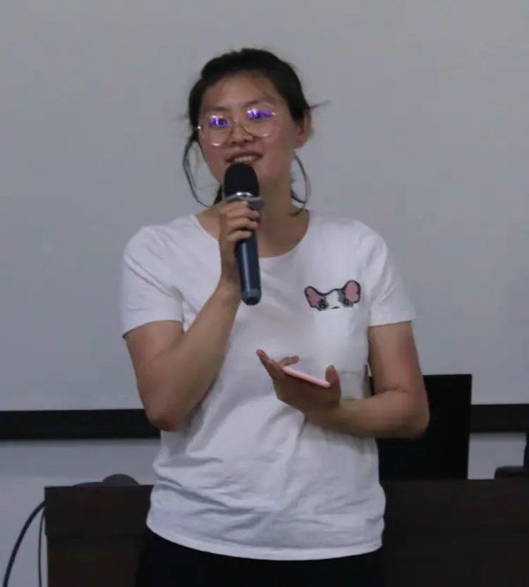 半岛体育教练-队长领衔！骄傲的队伍展示团队合作的简单介绍