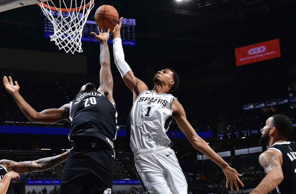 半岛体育在线登录-篮网惨败马刺，客场遭遇失利