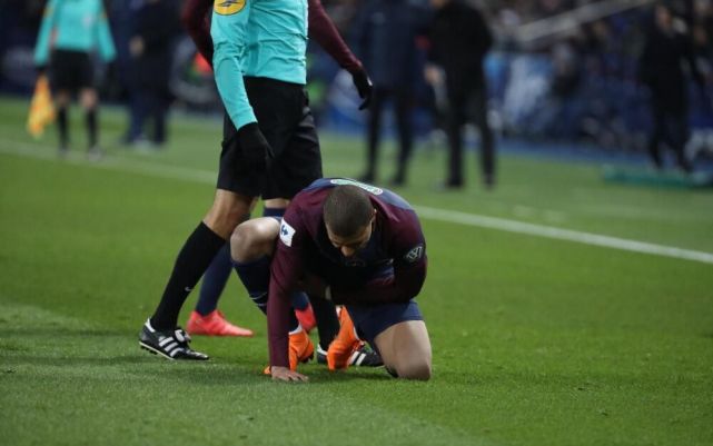 包含欧洲锋线新秀受伤缺席关键战役的词条